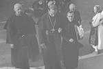Stepinac u pratnji dr. Stjepana Lackovića, tajnika, dolazi u pohod jednoj župi Zagrebačke nadbiskupije.